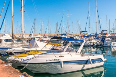 Torredembarra, İspanya - lüks yatların ve motorlu tekneler, turistik sahil kasaba Torredembarra içinde 10 Eylül 2017 A güzel marina