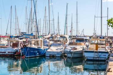 Torredembarra, İspanya - lüks yatların ve motorlu tekneler, turistik sahil kasaba Torredembarra içinde 10 Eylül 2017 A güzel marina