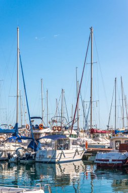 Torredembarra, İspanya - lüks yatların ve motorlu tekneler, turistik sahil kasaba Torredembarra içinde 10 Eylül 2017 A güzel marina