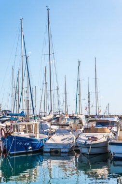 Torredembarra, İspanya - lüks yatların ve motorlu tekneler, turistik sahil kasaba Torredembarra içinde 10 Eylül 2017 A güzel marina