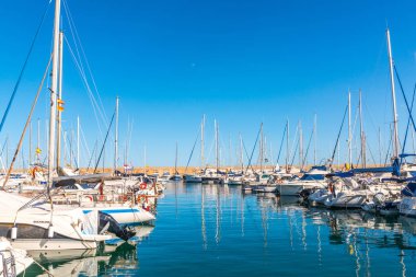 Torredembarra, İspanya - lüks yatların ve motorlu tekneler, turistik sahil kasaba Torredembarra içinde 10 Eylül 2017 A güzel marina