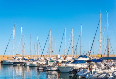 Torredembarra, İspanya - lüks yatların ve motorlu tekneler, turistik sahil kasaba Torredembarra içinde 10 Eylül 2017 A güzel marina