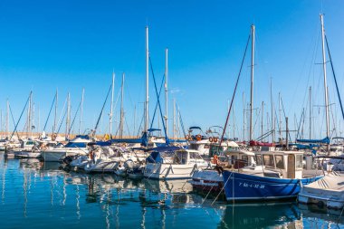Torredembarra, İspanya - lüks yatların ve motorlu tekneler, turistik sahil kasaba Torredembarra içinde 10 Eylül 2017 A güzel marina