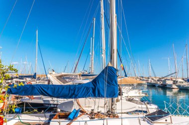 Torredembarra, İspanya - lüks yatların ve motorlu tekneler, turistik sahil kasaba Torredembarra içinde 10 Eylül 2017 A güzel marina
