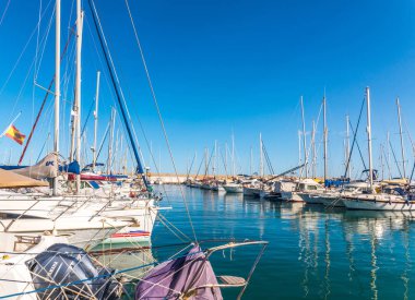 Torredembarra, İspanya - lüks yatların ve motorlu tekneler, turistik sahil kasaba Torredembarra içinde 10 Eylül 2017 A güzel marina