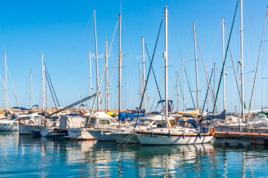 Torredembarra, İspanya - lüks yatların ve motorlu tekneler, turistik sahil kasaba Torredembarra içinde 10 Eylül 2017 A güzel marina