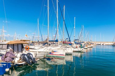 Torredembarra, İspanya - lüks yatların ve motorlu tekneler, turistik sahil kasaba Torredembarra içinde 10 Eylül 2017 A güzel marina
