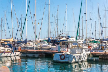 Torredembarra, İspanya - lüks yatların ve motorlu tekneler, turistik sahil kasaba Torredembarra içinde 10 Eylül 2017 A güzel marina
