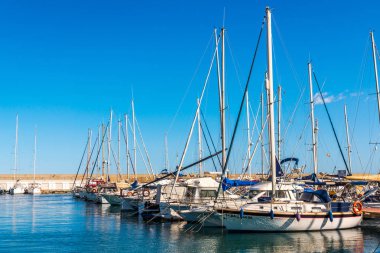 Torredembarra, İspanya - lüks yatların ve motorlu tekneler, turistik sahil kasaba Torredembarra içinde 10 Eylül 2017 A güzel marina