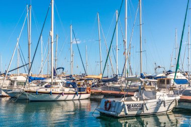 Torredembarra, İspanya - lüks yatların ve motorlu tekneler, turistik sahil kasaba Torredembarra içinde 10 Eylül 2017 A güzel marina
