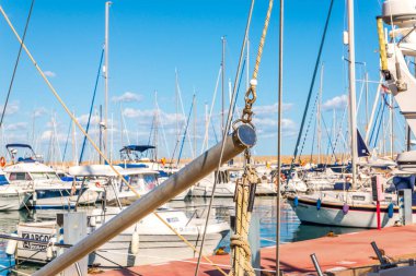 Torredembarra, İspanya - lüks yatların ve motorlu tekneler, turistik sahil kasaba Torredembarra içinde 10 Eylül 2017 A güzel marina