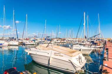 Torredembarra, İspanya - lüks yatların ve motorlu tekneler, turistik sahil kasaba Torredembarra içinde 10 Eylül 2017 A güzel marina