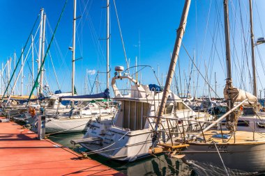 Torredembarra, İspanya - lüks yatların ve motorlu tekneler, turistik sahil kasaba Torredembarra içinde 10 Eylül 2017 A güzel marina