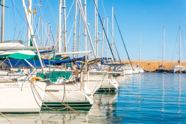 Torredembarra, İspanya - lüks yatların ve motorlu tekneler, turistik sahil kasaba Torredembarra içinde 10 Eylül 2017 A güzel marina