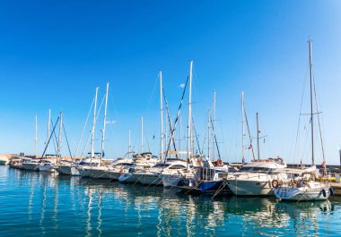 Torredembarra, İspanya - lüks yatların ve motorlu tekneler, turistik sahil kasaba Torredembarra içinde 10 Eylül 2017 A güzel marina