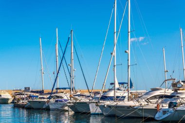 Torredembarra, İspanya - lüks yatların ve motorlu tekneler, turistik sahil kasaba Torredembarra içinde 10 Eylül 2017 A güzel marina