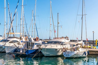 Torredembarra, İspanya - lüks yatların ve motorlu tekneler, turistik sahil kasaba Torredembarra içinde 10 Eylül 2017 A güzel marina