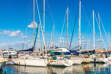 Torredembarra, İspanya - lüks yatların ve motorlu tekneler, turistik sahil kasaba Torredembarra içinde 10 Eylül 2017 A güzel marina