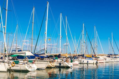 Torredembarra, İspanya - lüks yatların ve motorlu tekneler, turistik sahil kasaba Torredembarra içinde 10 Eylül 2017 A güzel marina