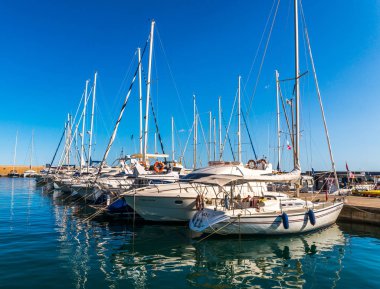 Torredembarra, İspanya - lüks yatların ve motorlu tekneler, turistik sahil kasaba Torredembarra içinde 10 Eylül 2017 A güzel marina