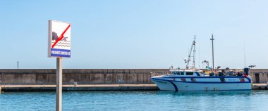 Torredembarra, İspanya - lüks yatların ve motorlu tekneler, turistik sahil kasaba Torredembarra içinde 10 Eylül 2017 A güzel marina