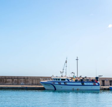 Torredembarra, İspanya - lüks yatların ve motorlu tekneler, turistik sahil kasaba Torredembarra içinde 10 Eylül 2017 A güzel marina