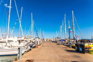 Torredembarra, İspanya - lüks yatların ve motorlu tekneler, turistik sahil kasaba Torredembarra içinde 10 Eylül 2017 A güzel marina