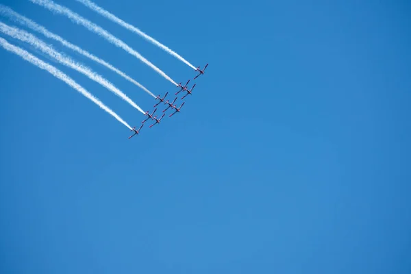 マールに スペインの海辺の町のビーチ アンダルシアのアクロバット飛行の航空ショーで飛行機 2018 — ストック写真