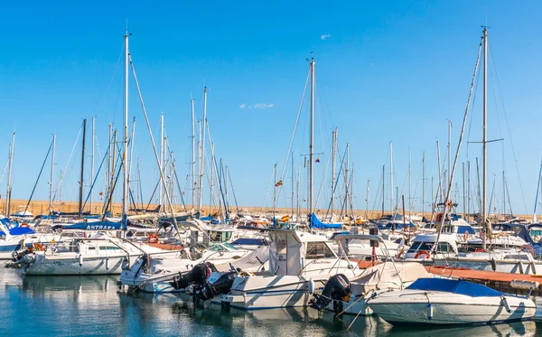 Torredembarra スペイン 贅沢なヨットとモーター ボート Torredembarra の観光海辺の町の美しいマリーナを 2017 — ストック写真