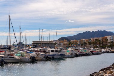 Garrucha, İspanya - 23 Ocak 2019 A güzel marina lüks yatların ve motorlu tekneler, turistik sahil kasaba Garrucha