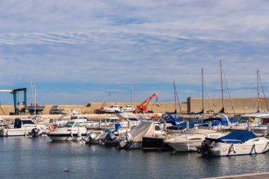 Garrucha, İspanya - 23 Ocak 2019 A güzel marina lüks yatların ve motorlu tekneler, turistik sahil kasaba Garrucha