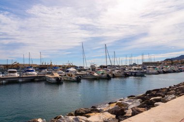 Garrucha, İspanya - 23 Ocak 2019 A güzel marina lüks yatların ve motorlu tekneler, turistik sahil kasaba Garrucha