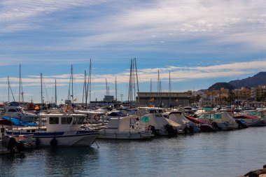 Garrucha, İspanya - 23 Ocak 2019 A güzel marina lüks yatların ve motorlu tekneler, turistik sahil kasaba Garrucha