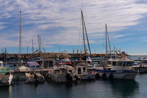 モハカル スペイン 贅沢なヨットとモーター ボート モハカルの観光海辺の町の美しいマリーナを 2019 — ストック写真