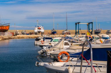Garrucha, İspanya - 23 Ocak 2019 A güzel marina lüks yatların ve motorlu tekneler, turistik sahil kasaba Garrucha