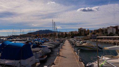 Garrucha, İspanya - 23 Ocak 2019 A güzel marina lüks yatların ve motorlu tekneler, turistik sahil kasaba Garrucha