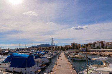 Garrucha, İspanya - 23 Ocak 2019 A güzel marina lüks yatların ve motorlu tekneler, turistik sahil kasaba Garrucha