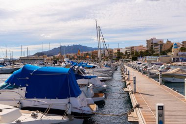 Garrucha, İspanya - 23 Ocak 2019 A güzel marina lüks yatların ve motorlu tekneler, turistik sahil kasaba Garrucha