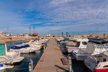 Garrucha, İspanya - 23 Ocak 2019 A güzel marina lüks yatların ve motorlu tekneler, turistik sahil kasaba Garrucha