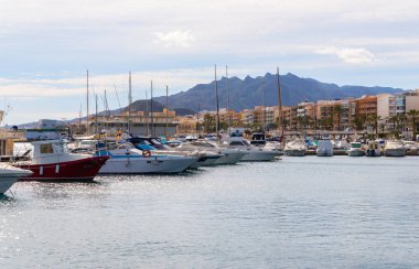Garrucha, İspanya - 23 Ocak 2019 A güzel marina lüks yatların ve motorlu tekneler, turistik sahil kasaba Garrucha