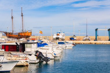 Garrucha, İspanya - 23 Ocak 2019 A güzel marina lüks yatların ve motorlu tekneler, turistik sahil kasaba Garrucha