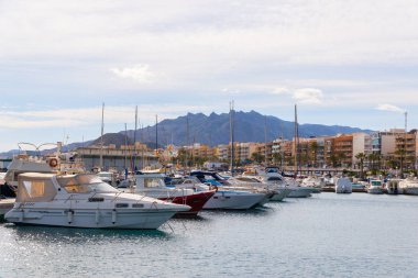 Garrucha, İspanya - 23 Ocak 2019 A güzel marina lüks yatların ve motorlu tekneler, turistik sahil kasaba Garrucha