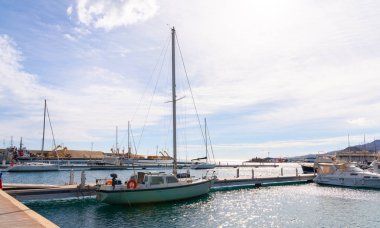 Garrucha, İspanya - 23 Ocak 2019 A güzel marina lüks yatların ve motorlu tekneler, turistik sahil kasaba Garrucha