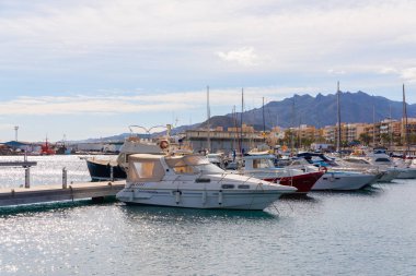 Garrucha, İspanya - 23 Ocak 2019 A güzel marina lüks yatların ve motorlu tekneler, turistik sahil kasaba Garrucha