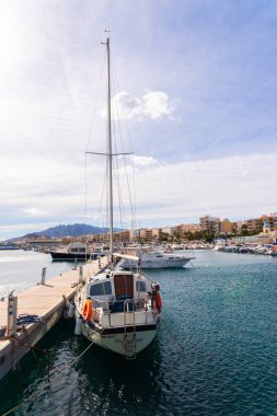 Garrucha, İspanya - 23 Ocak 2019 A güzel marina lüks yatların ve motorlu tekneler, turistik sahil kasaba Garrucha