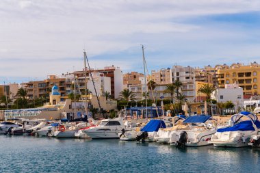 Garrucha, İspanya - 23 Ocak 2019 A güzel marina lüks yatların ve motorlu tekneler, turistik sahil kasaba Garrucha