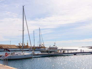Garrucha, İspanya - 23 Ocak 2019 A güzel marina lüks yatların ve motorlu tekneler, turistik sahil kasaba Garrucha