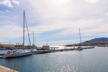 Garrucha, İspanya - 23 Ocak 2019 A güzel marina lüks yatların ve motorlu tekneler, turistik sahil kasaba Garrucha