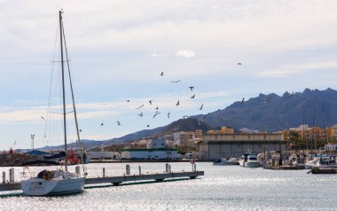 Garrucha, İspanya - 23 Ocak 2019 A güzel marina lüks yatların ve motorlu tekneler, turistik sahil kasaba Garrucha