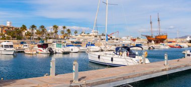 Garrucha, İspanya - 23 Ocak 2019 A güzel marina lüks yatların ve motorlu tekneler, turistik sahil kasaba Garrucha